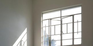 סגירת מרפסת בזכוכית – פתרון מושלם לכל בית