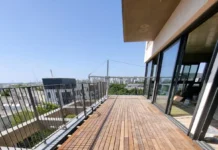 לה אווירה – אמנות בניית הפרגולות והדקים שמחברת בין טבע, עיצוב ואיכות