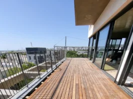 לה אווירה – אמנות בניית הפרגולות והדקים שמחברת בין טבע, עיצוב ואיכות