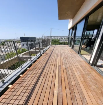 לה אווירה – אמנות בניית הפרגולות והדקים שמחברת בין טבע, עיצוב ואיכות